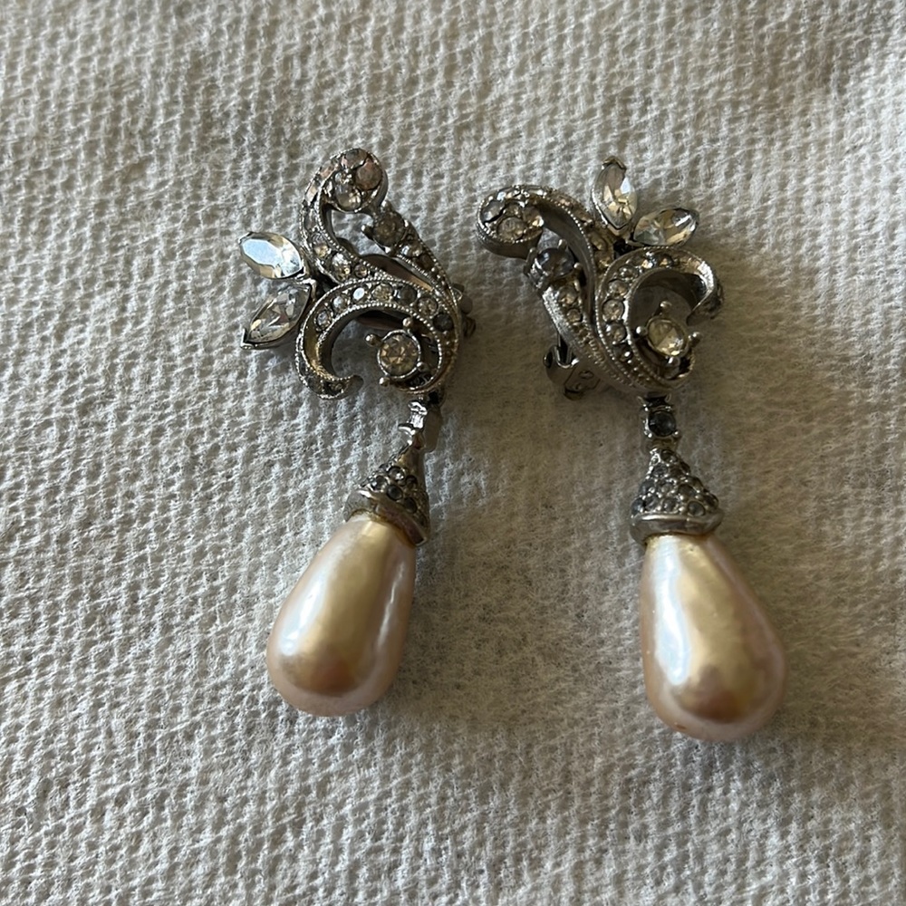 Vintage pearl drop clip on earrings.